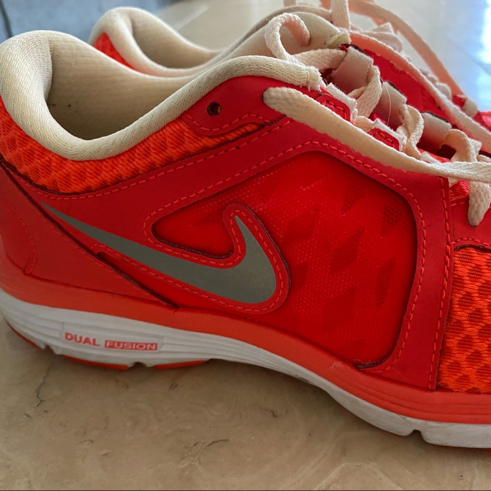 Women’s Nike shoe size 8